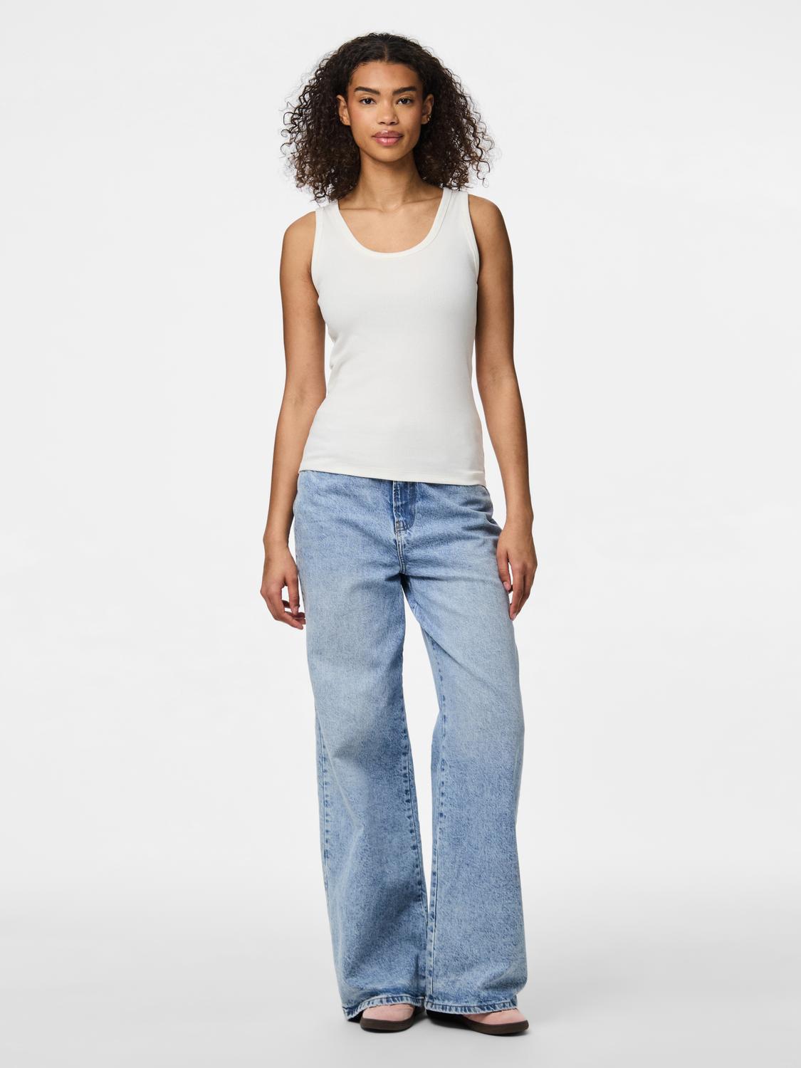 model_shot-front_full